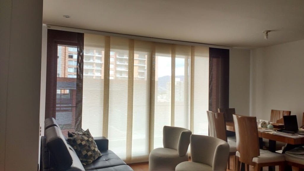Cortina de panel japonés instalada en ventanal de vivienda en Bogotá