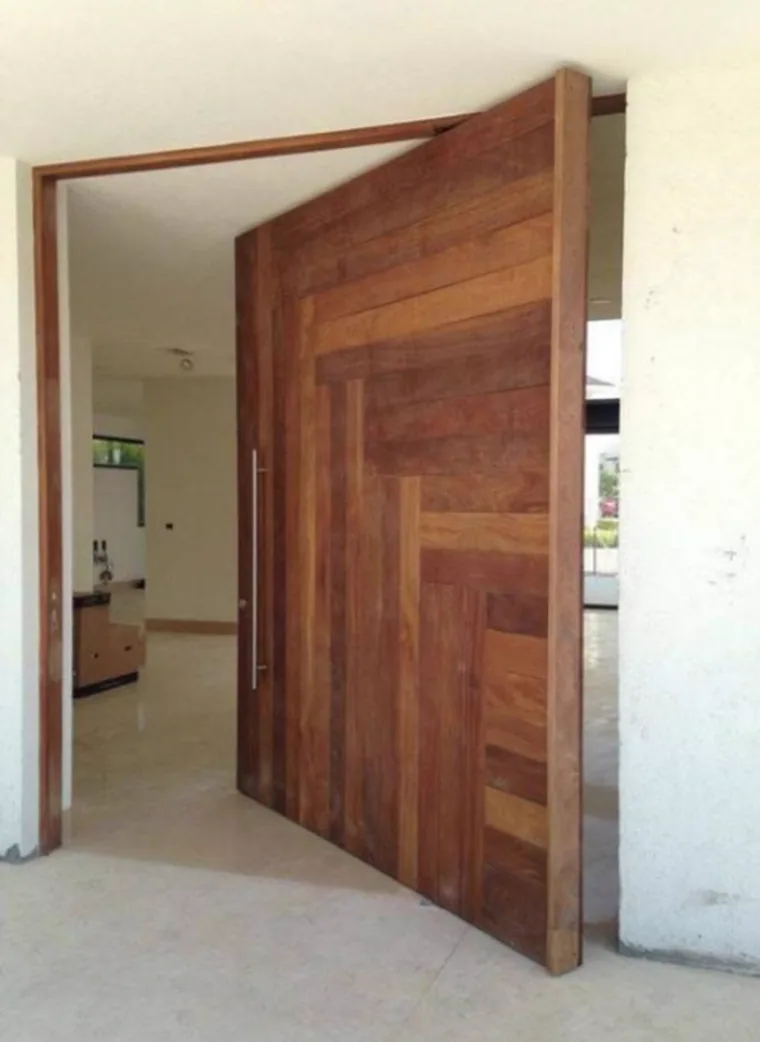 Portón de seguridad pivotante en madera maciza de gran formato instalado en Ibagué