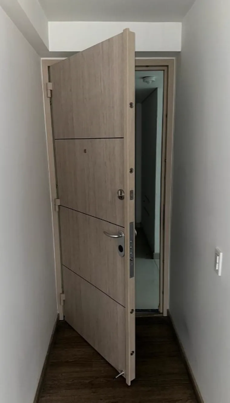 Puerta blindada beige con líneas diagonales y cerradura multipunto, Ibagué