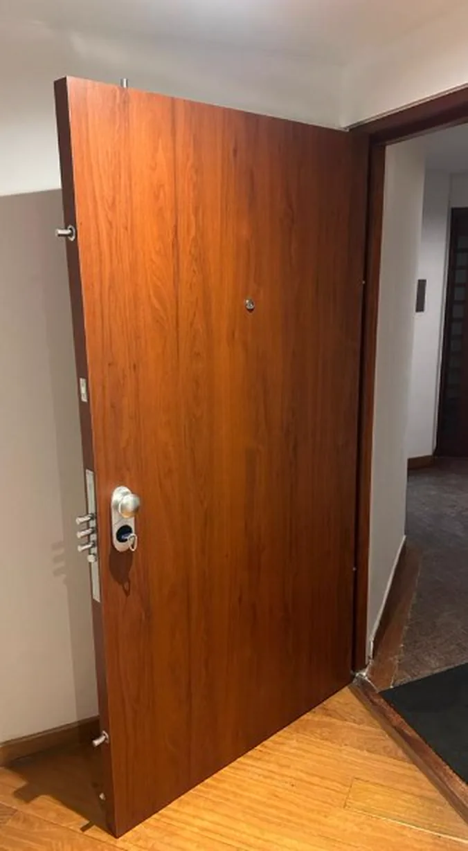 Puerta blindada antibala nivel 4 con cerradura multipunto instalada en residencia de Ibagué