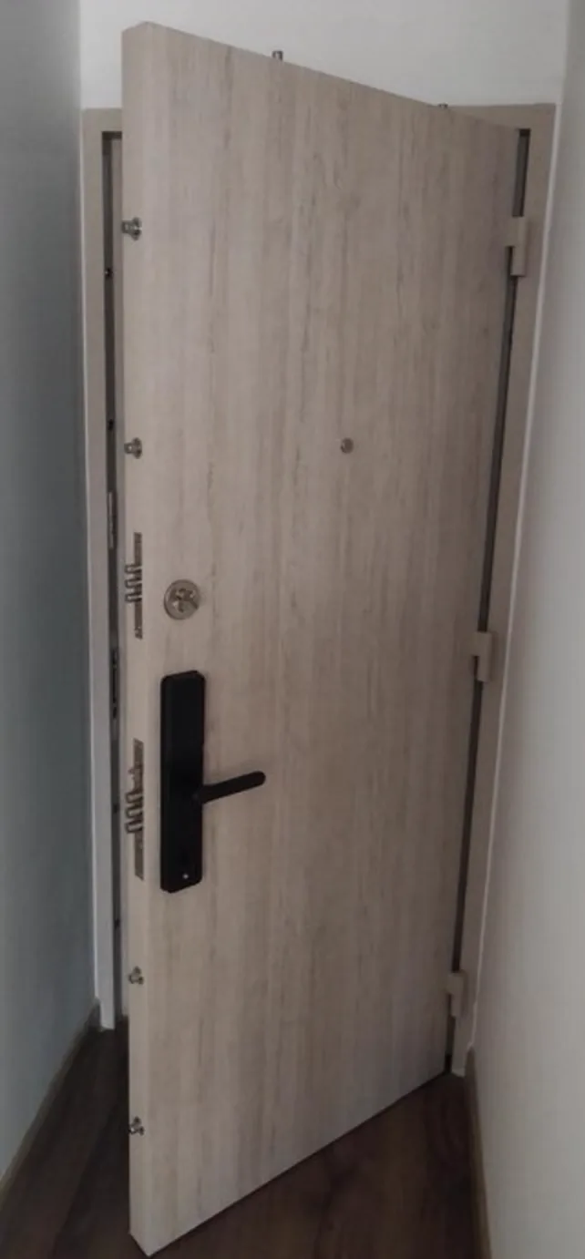 Detalle del sistema antipalanca con pivotes de acero en puerta blindada instalada en Ibagué