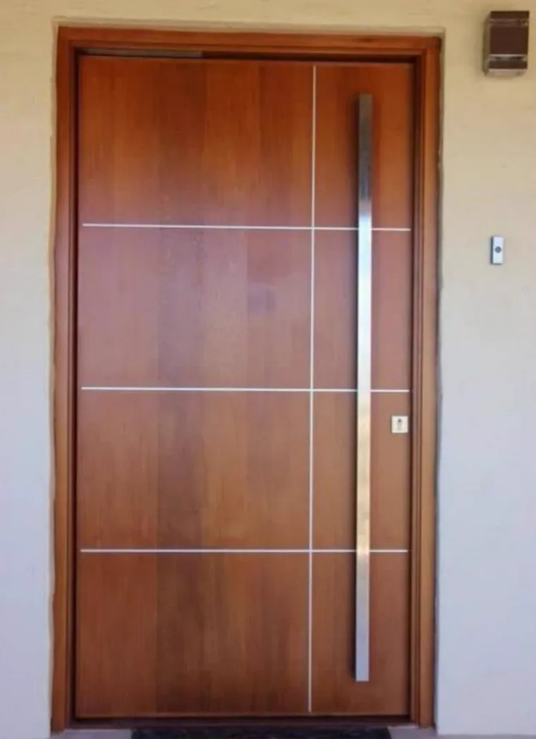 Puerta de seguridad en cedro con manija vertical en acero inoxidable, Ibagué