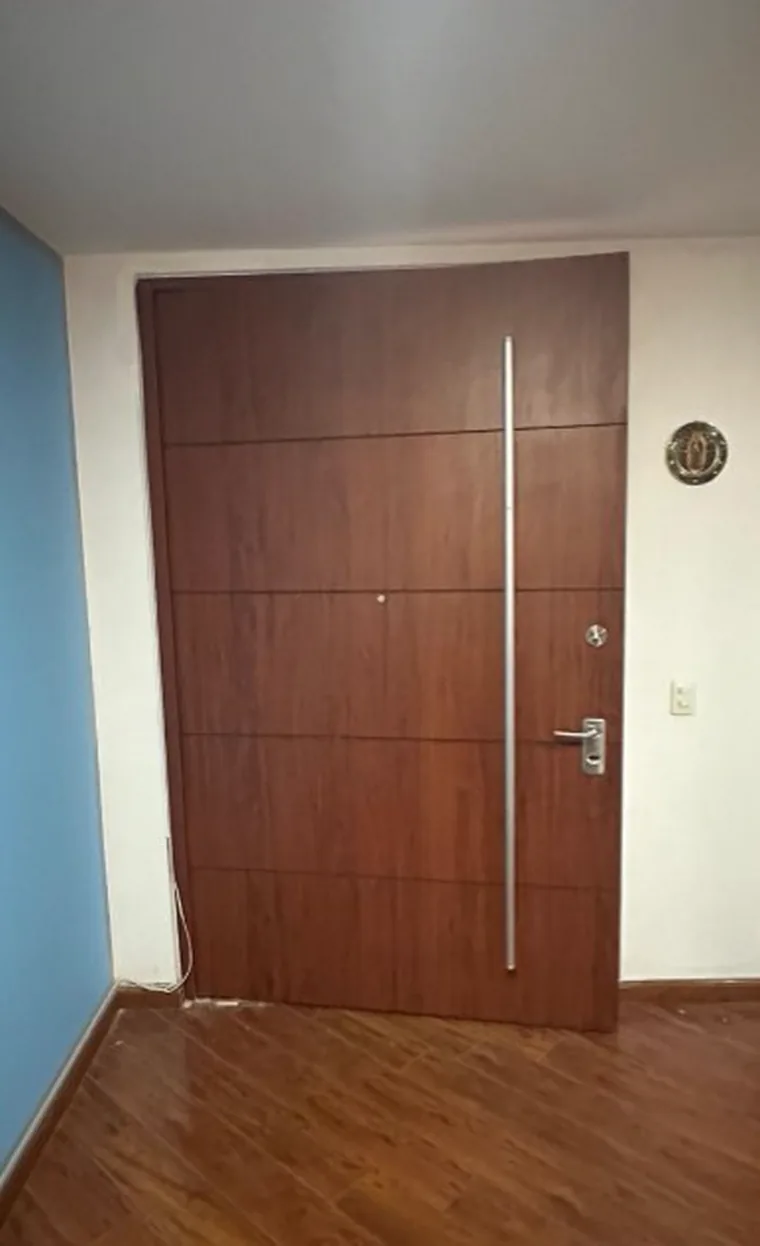 Puerta de seguridad en cerezo con manija vertical larga en acero, Ibagué