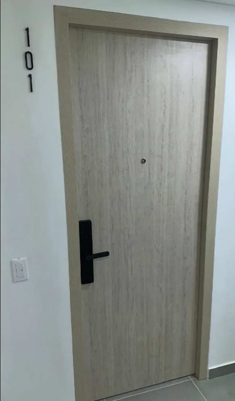 Puerta de seguridad con cerradura biométrica negra en apartamento de Ibagué