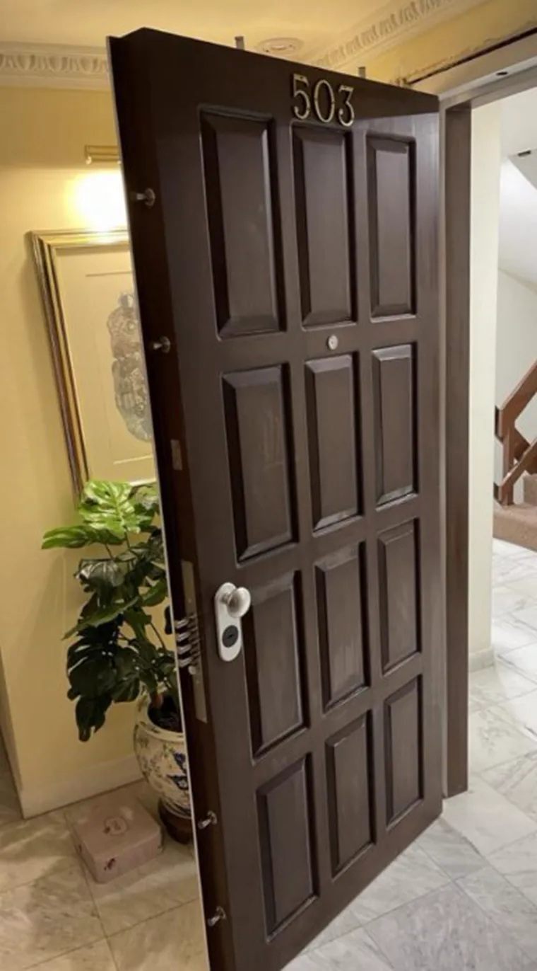 Puerta de seguridad clásica en tableros color chocolate instalada en apartamento de Ibagué