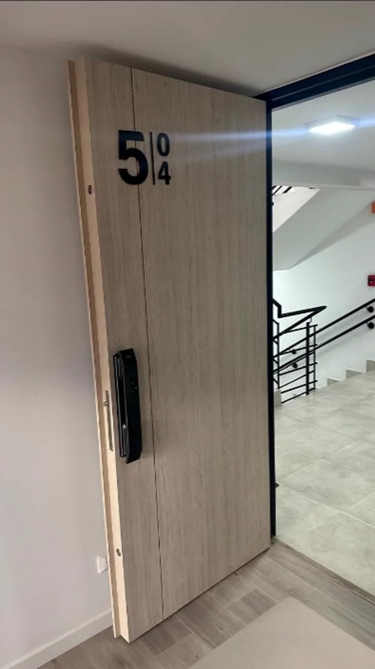 Detalle de cerradura inteligente digital sobre puerta de seguridad instalada en Ibagué