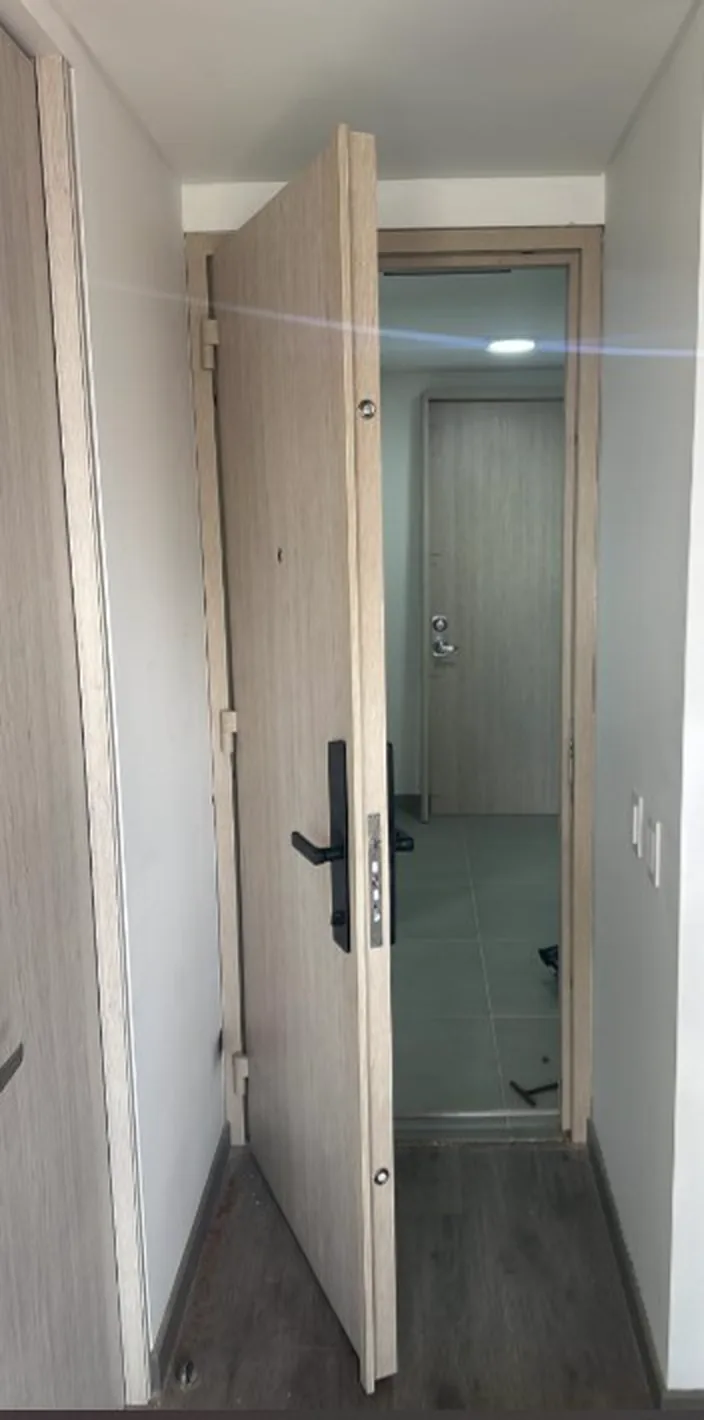 Puerta de seguridad nivel 5 con marco reforzado en acero para entorno de alta amenaza en Ibagué