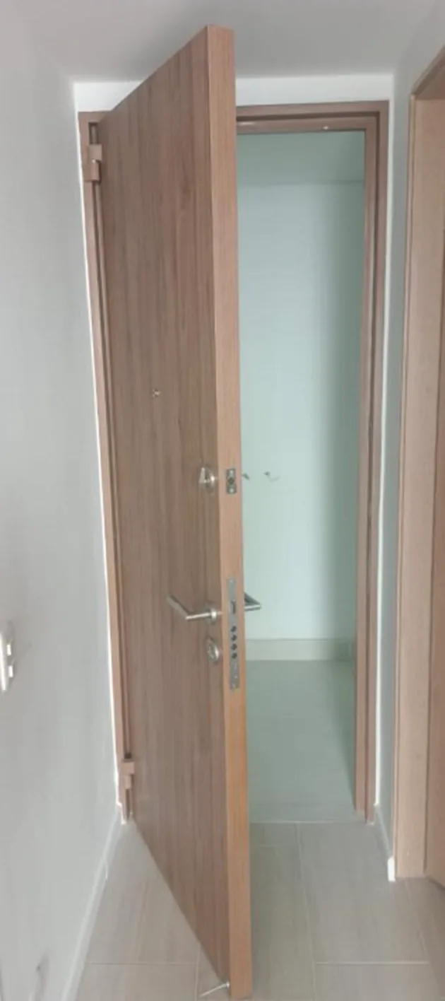 Puerta de seguridad nivel 2 en acabado madera clara instalada en apartamento nuevo en Ibagué