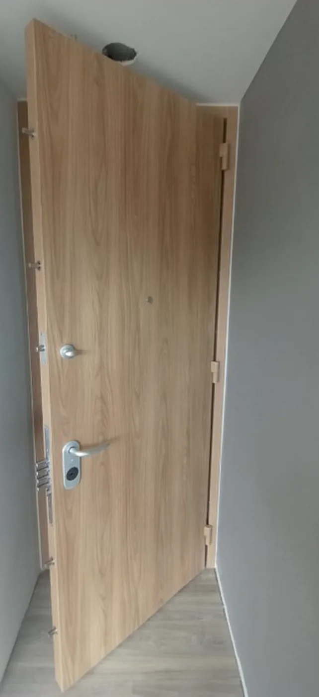 Puerta de seguridad en roble claro con bisagras reforzadas de alto tonelaje, Ibagué