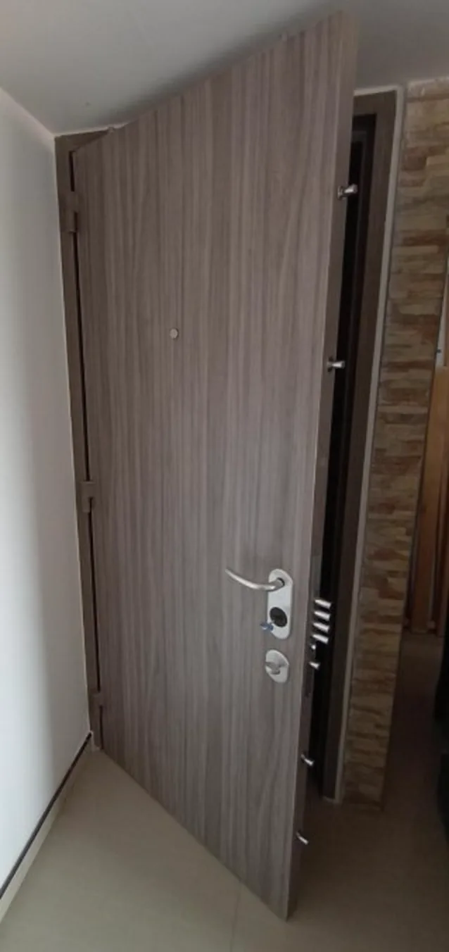 Puerta de seguridad en roble gris con cerradura multipunto y pivotes de acero, Ibagué