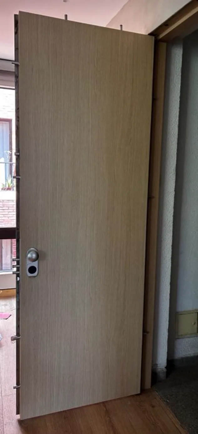 Puerta de seguridad con acabado textura lino instalada en vivienda de Ibagué
