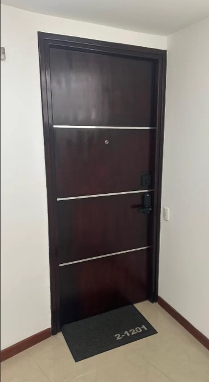 Puerta de seguridad wengué con molduras horizontales en acero inoxidable, Ibagué