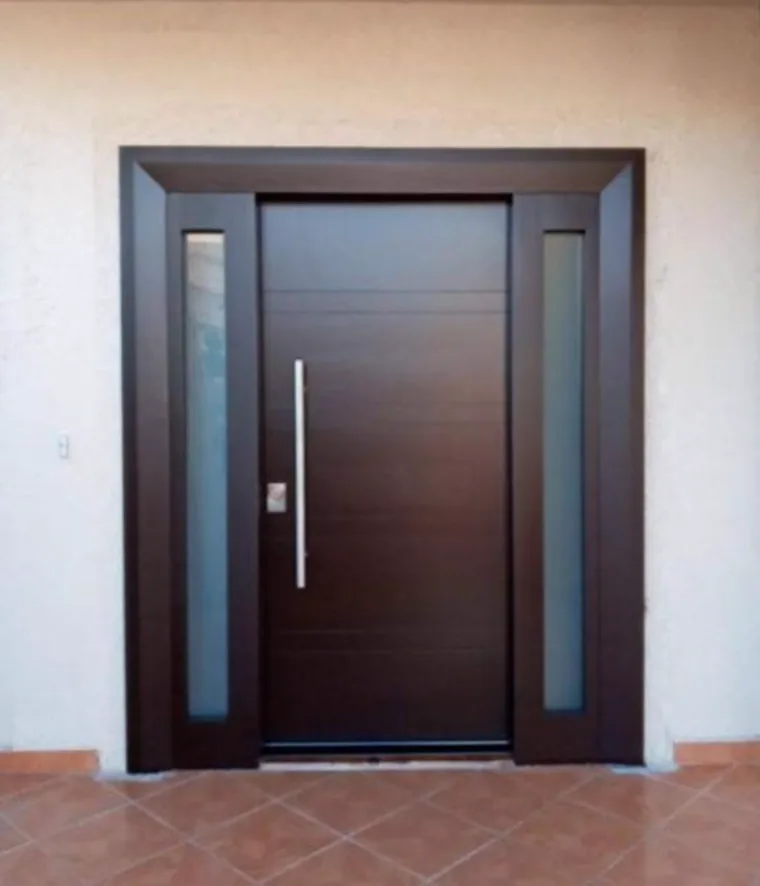 Puerta de seguridad color wengué con dos vitrales laterales instalada en vivienda de Ibagué
